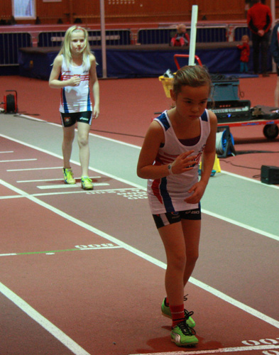 Här har vi två laddade unga damer inför sitt 200m-lopp. Innerst Alva Bengtström (född 2003) som sprang på 36.31 och närmast kameran Cajsa-Stina Strand (född 2004) som hade 37.22!